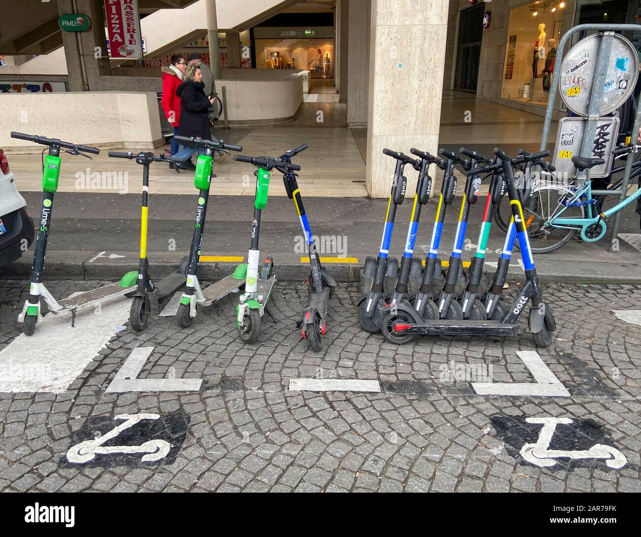 Paris Parkplatz Stockfotos Und Bilder Kaufen Alamy