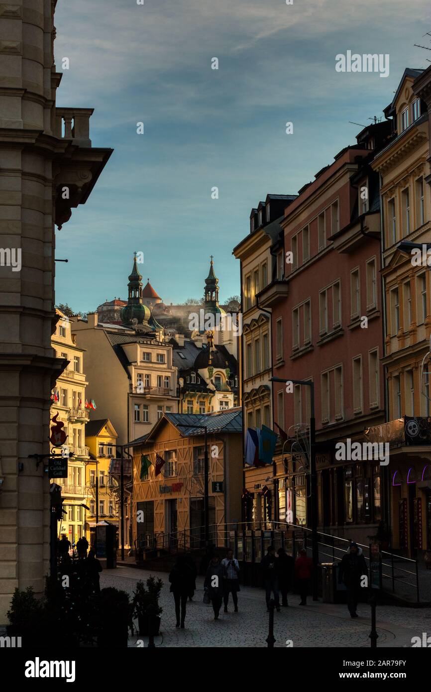 Karlsbad, Tschechische Republik 24. Januar 2020 - berühmter heißer Frühling der Kolonnade mit heilenden gesundheitlichen Vorsorge Stockfoto