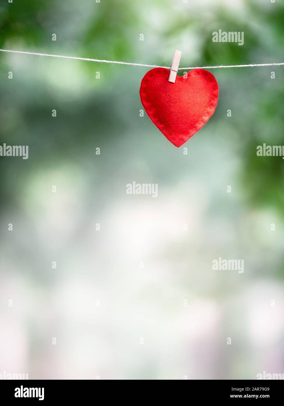 Grußkarte zum Valentinstag mit Platz zum Einfügen eines Gratulanten- oder Werbetextes. Rotes Herz auf verschwommenem Hintergrund Stockfoto