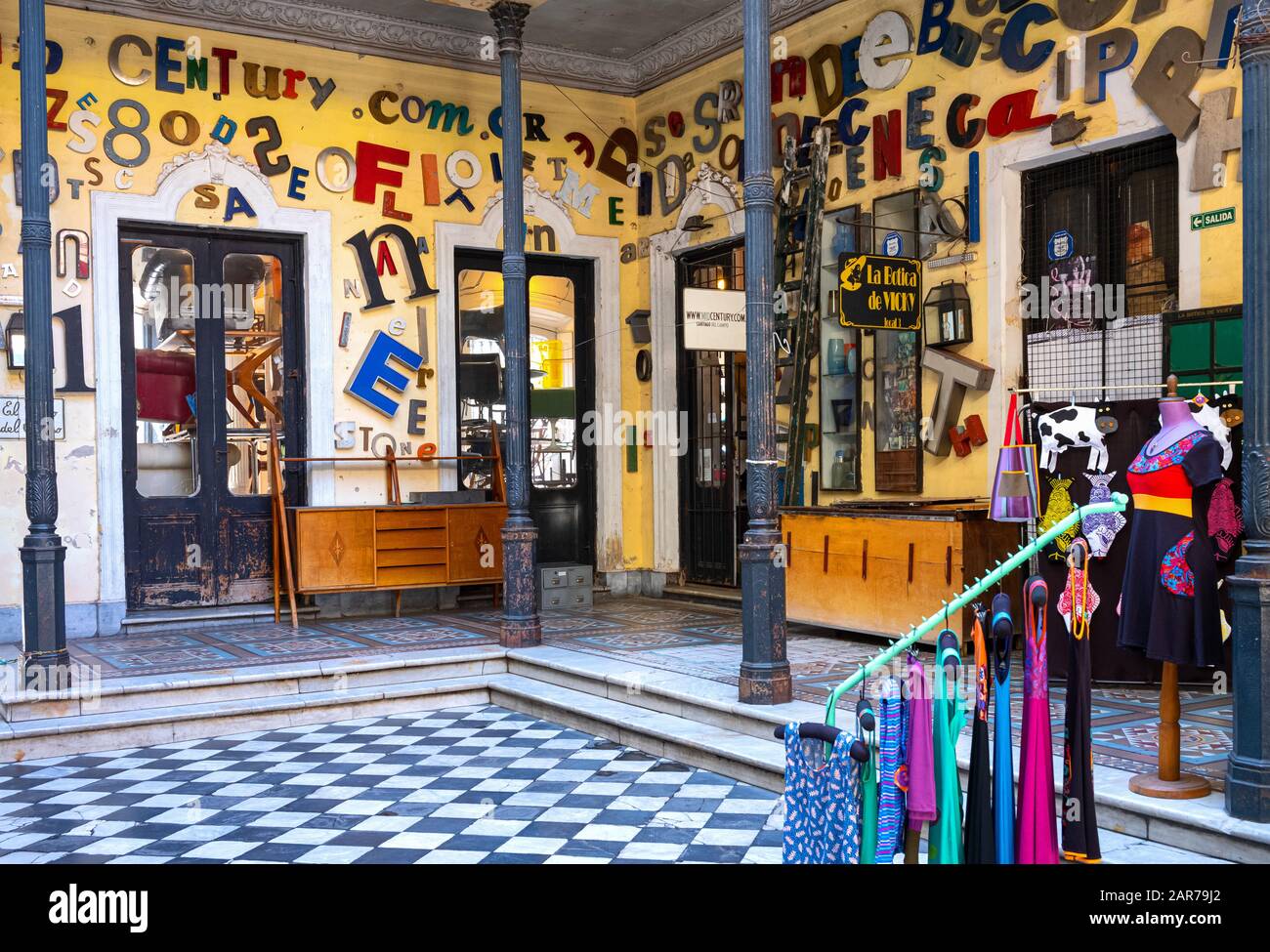 Buenos Aires, Argentinien - 21. Januar 2018: Ein Innenhof in der San Telmo-Messe mit traditionellen Geschäften für alte Dinge Stockfoto