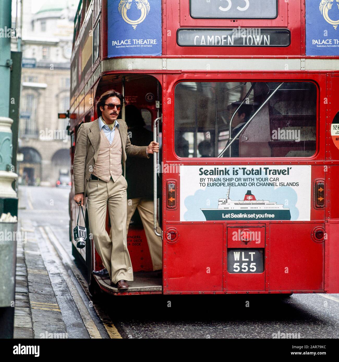 London 1970er, Mann mit Hasselblad-Kamera auf dem hinteren Bahnsteig eines roten Doppeldeckerbus Routemaster, bereit zur Abfahrt, Fleet Street, England, UK, GB, Großbritannien, Stockfoto