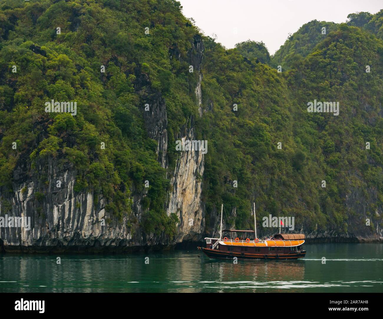 Traditionelles vietnamesisches Boot mit Kalkfelsklippen, Lan ha Bay, Vietnam, Asien Stockfoto