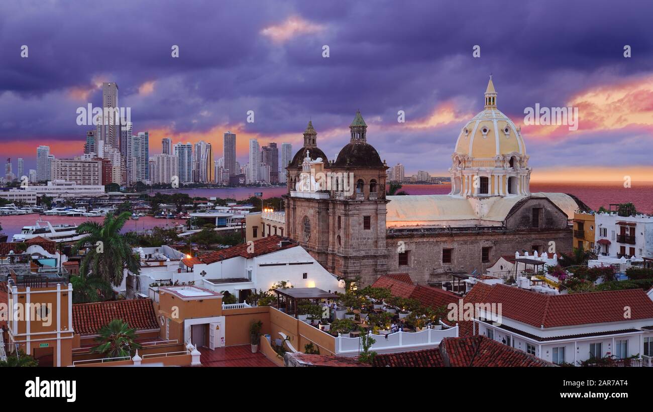 Blick von der ummauerten Stadt auf die Kirche St. Peter Claver und die modernen Wolkenkratzer von Boca Grande im Hintergrund in Cartagena, Kolumbien Stockfoto