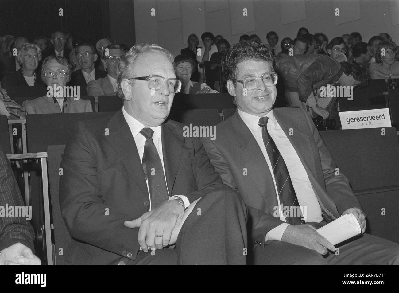 Eröffnung des akademischen Jahres '84/'85 der Universität Amsterdam; J. van Kemenade (UVA) und Bürgermeister Van Thijn Datum: 24. September 1984 Ort: Amsterdam, Noord-Holland Schlüsselwörter: Eröffnungen, Vorsitzende persönlicher Name: J. Van Kemenade Stockfoto