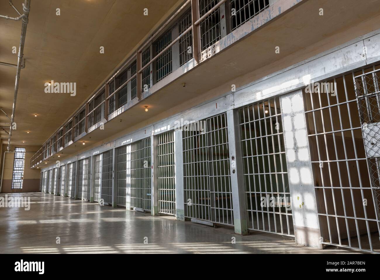 Weitwinkelansicht von Gefängnissen oder Gefängnisbars, die von der Sonne beleuchtet werden Stockfoto