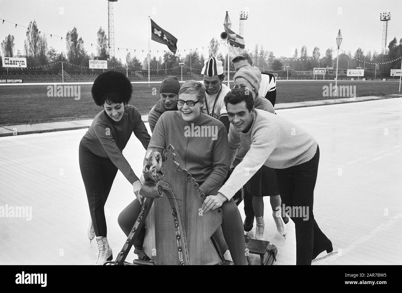 Eröffnung von Jaap Eden Ice Rink mit J. Haanappel, Ada Kok Gerben Karsten, Henk van de Grift, Marika Kilius, H. Jurgen Baugler/Datum: 28. Oktober 1964 Schlüsselwörter: Eröffnungen, Skater Personenname: Gerben Karsten, H. Jurgen Baumler, J. Haanappel, Kilius, Marika, Kok, Ada Stockfoto