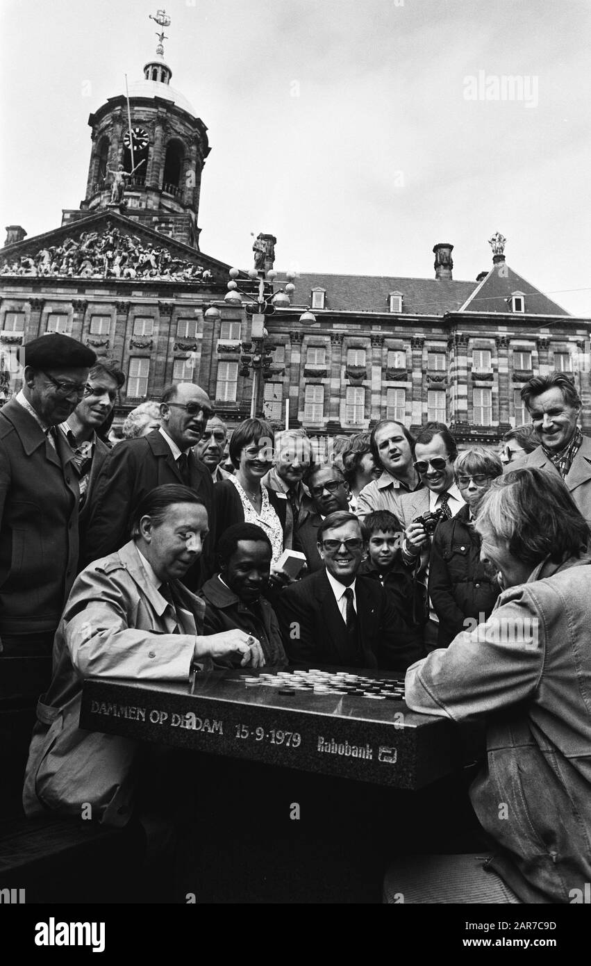 Opening Open Air Drafts Turnier auf dem Dam Square, Vorsitzender des Amsterdamer sportrates Jo Jaspers (l) spielte gegen Wim de Jong als Eröffnungstermin: 23. August 1980 Ort: Amsterdam, Noord-Holland Schlüsselwörter: Checkers, Turniere persönlicher Name: JASPERS, Jo, Jong, Wim de Stockfoto