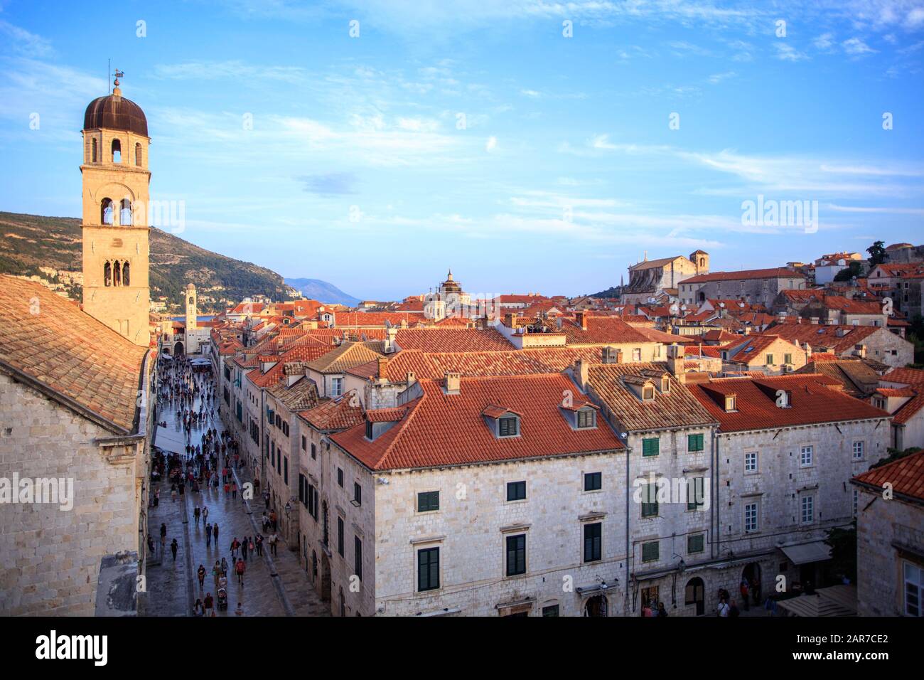 Dubrovnik Hauptstraße Placa und das Kloster der Franziskaner. Kroatien Stockfoto