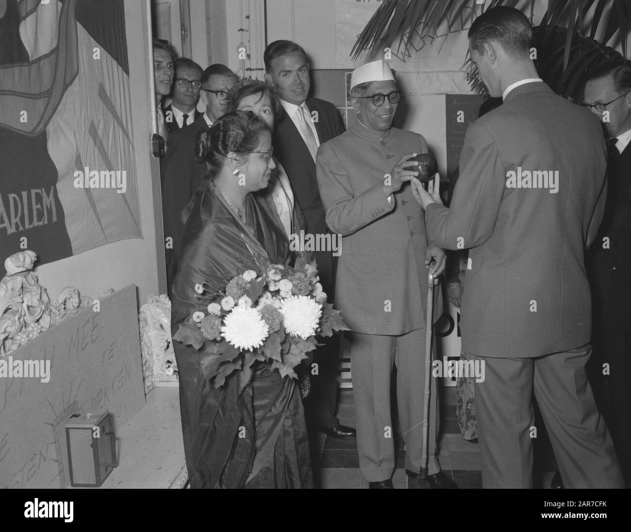 Eröffnung der UNESCO-Ausstellung Der Weg zueinander durch den Botschafter Indiens John A. Thivy im Stedelijk Museum in Alkmaar Datum: 20. September 1958 Ort: Alkmaar, Noord-Holland Schlüsselwörter: Museen, Eröffnungen persönlicher Name: John A. Thivy Stockfoto