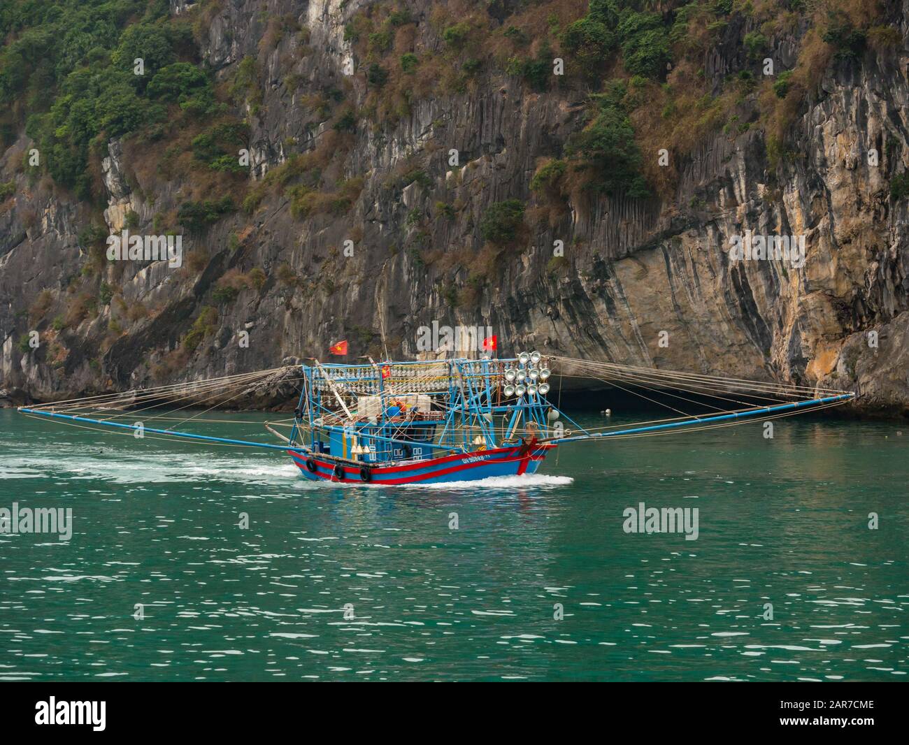 Traditionelles Fischerboot mit Kalkfelskarstklippe, Lan ha Bay, Vietnam, Asien Stockfoto