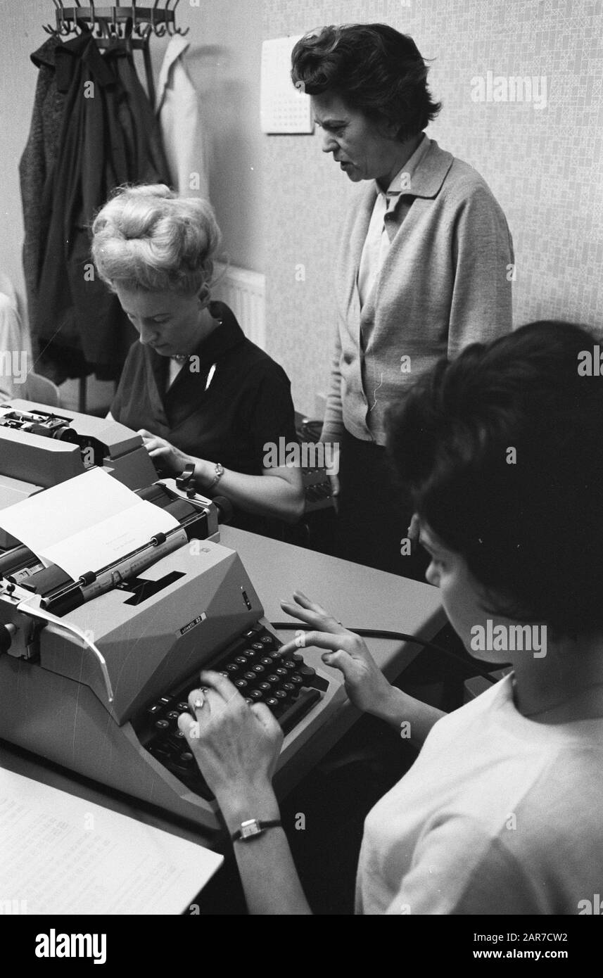 Ausbildung von Typistinnen am Man-Power Institute, die seit einiger Zeit nicht mehr da sind Datum: 8. Mai 1963 Schlüsselwörter: Schulungen, Schreibweisen Stockfoto