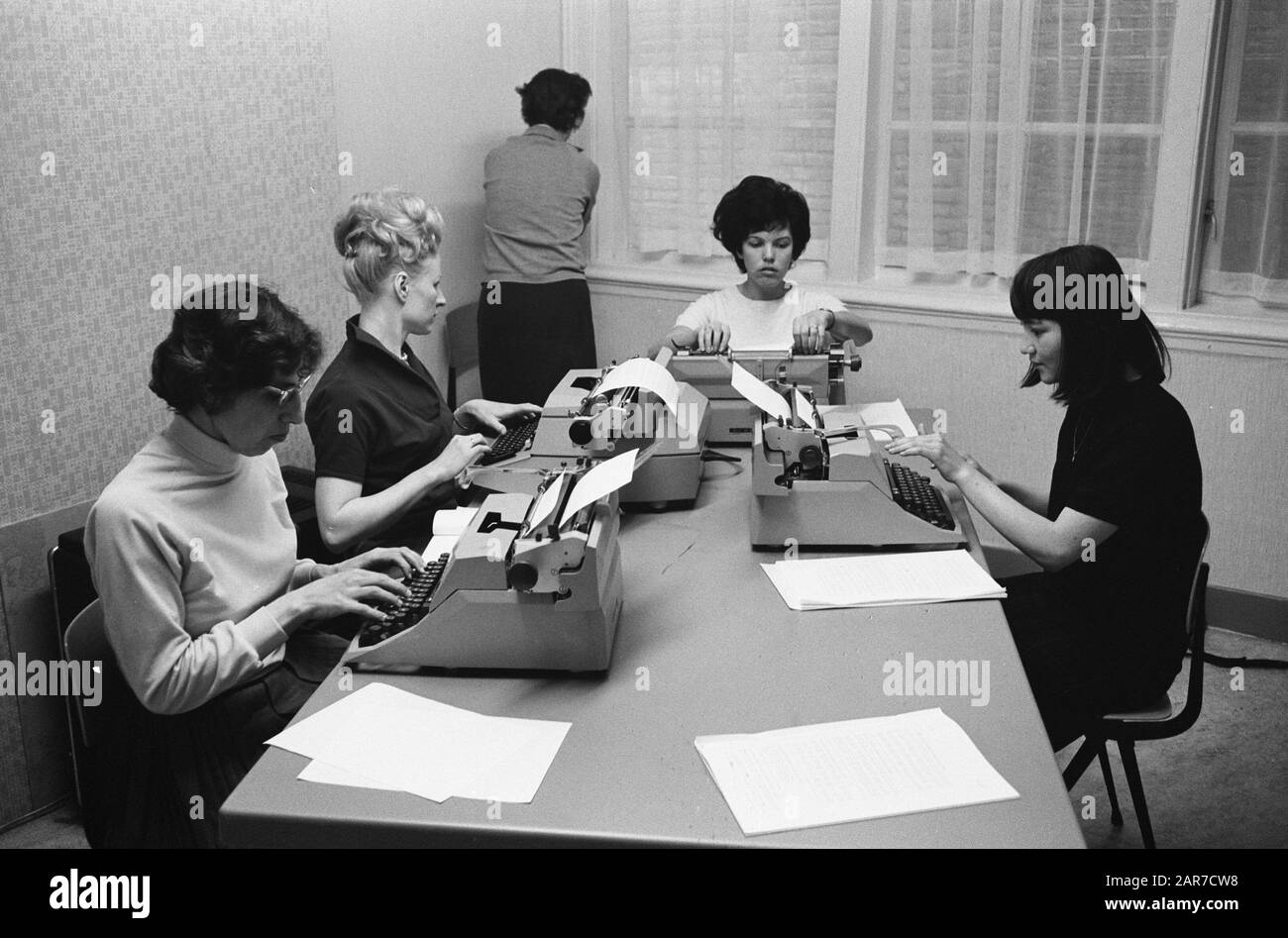Ausbildung von Typistinnen am Man-Power Institute, die seit einiger Zeit nicht mehr da sind Datum: 8. Mai 1963 Schlüsselwörter: Schulungen, Schreibweisen Stockfoto