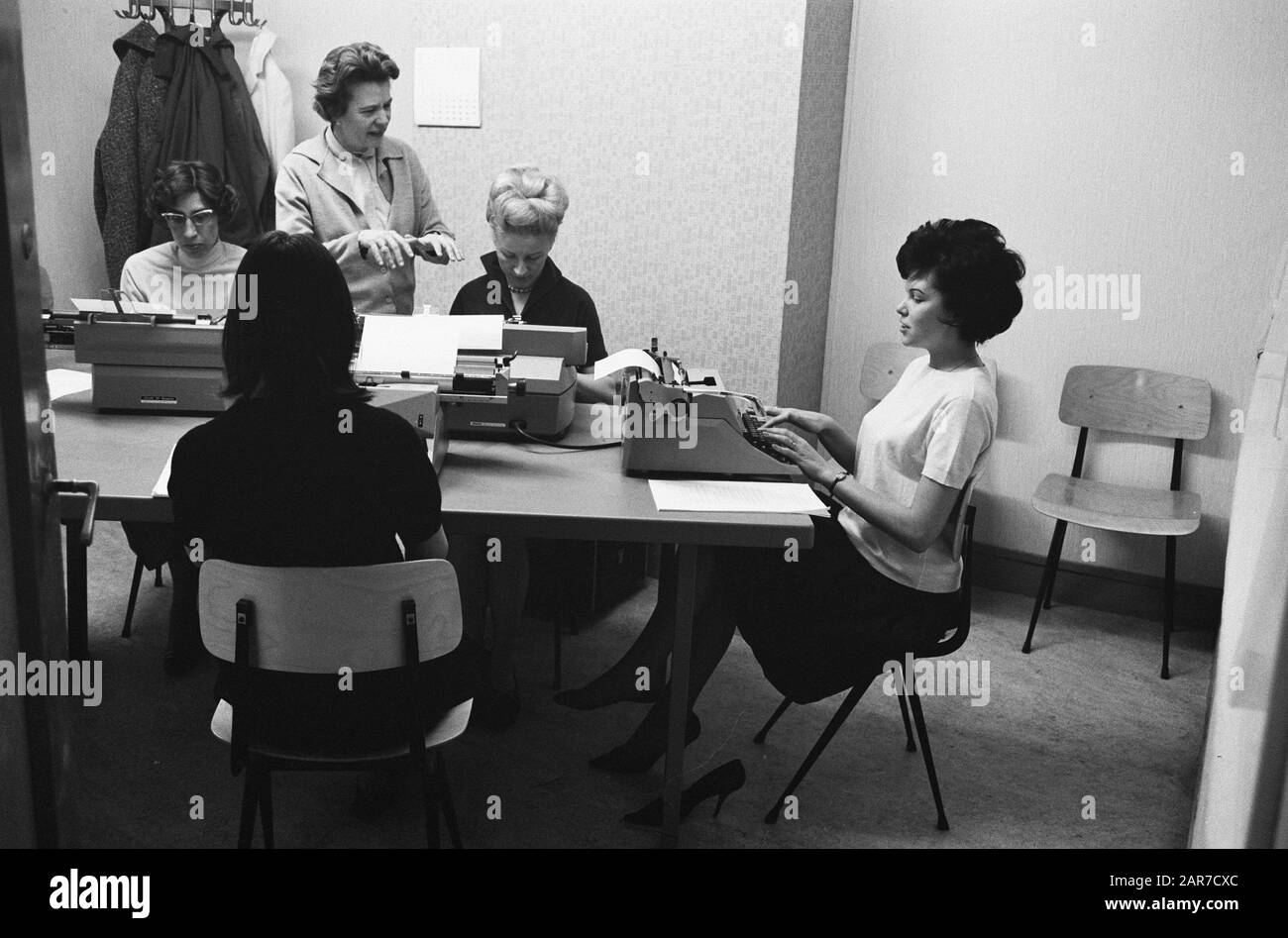 Ausbildung von Typistinnen am Man-Power Institute, die seit einiger Zeit nicht mehr da sind Datum: 8. Mai 1963 Schlüsselwörter: Schulungen, Schreibweisen Stockfoto