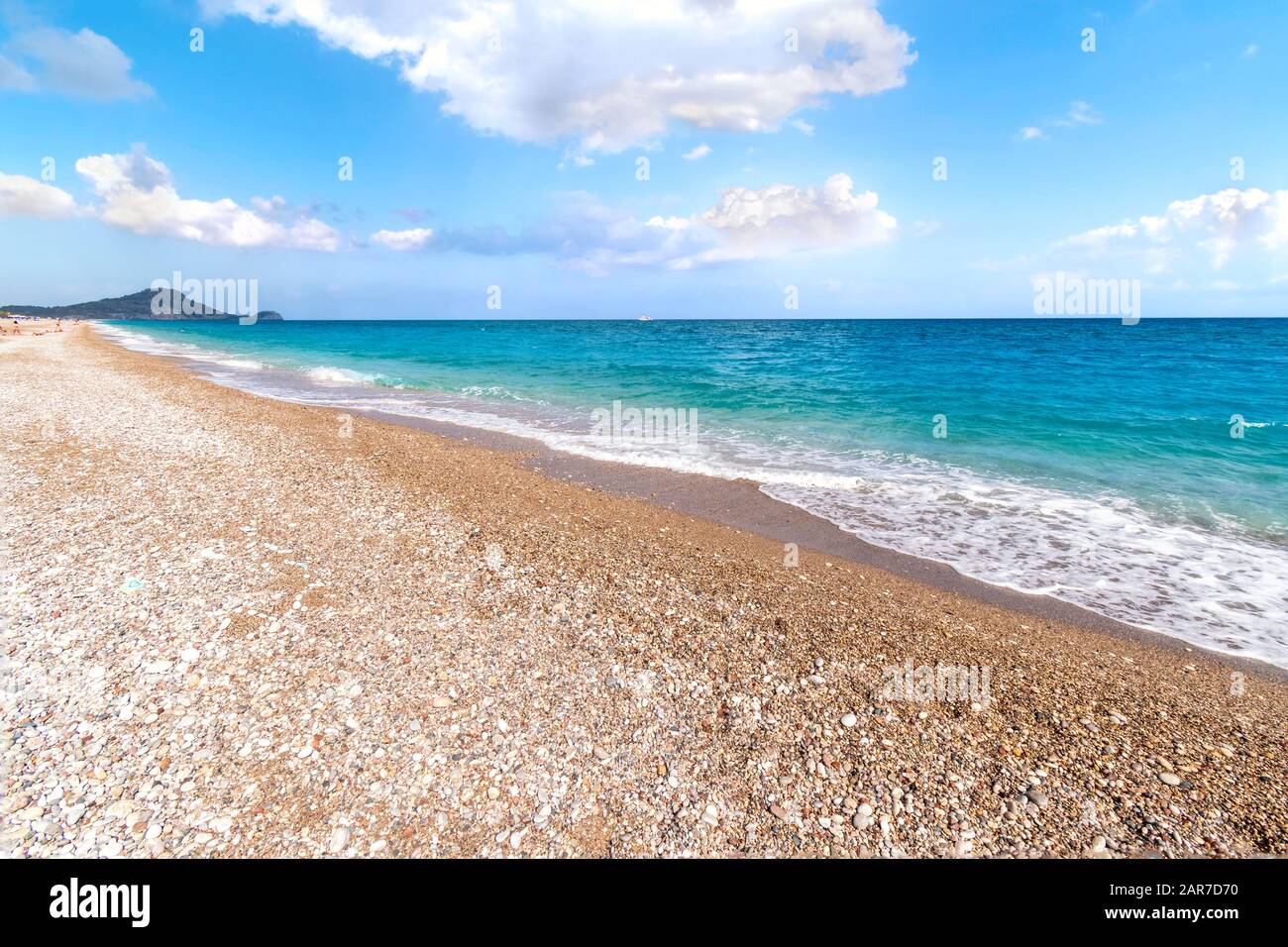 Blick Auf Den Strand Von Afandou In Der Nahe Von Faliraki Blauer Himmel Wolken Rhodos Griechenland Stockfotografie Alamy
