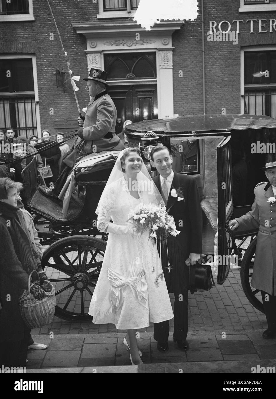 Ehe Fenny ten Broek (Tennis) mit mr. J.F. A. de Soet Datum: 3. März 1956 Schlüsselwörter: Ehen, TENNIS persönlicher Name: Fenny Ten Broek, Soet, J.F.A. de Stockfoto