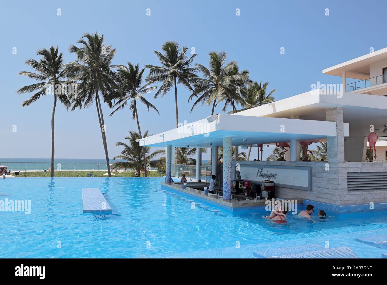 Hotelpool RIU Sri Lanka und Bar Flamingos, Ahungalla, Sri Lanka Stockfoto