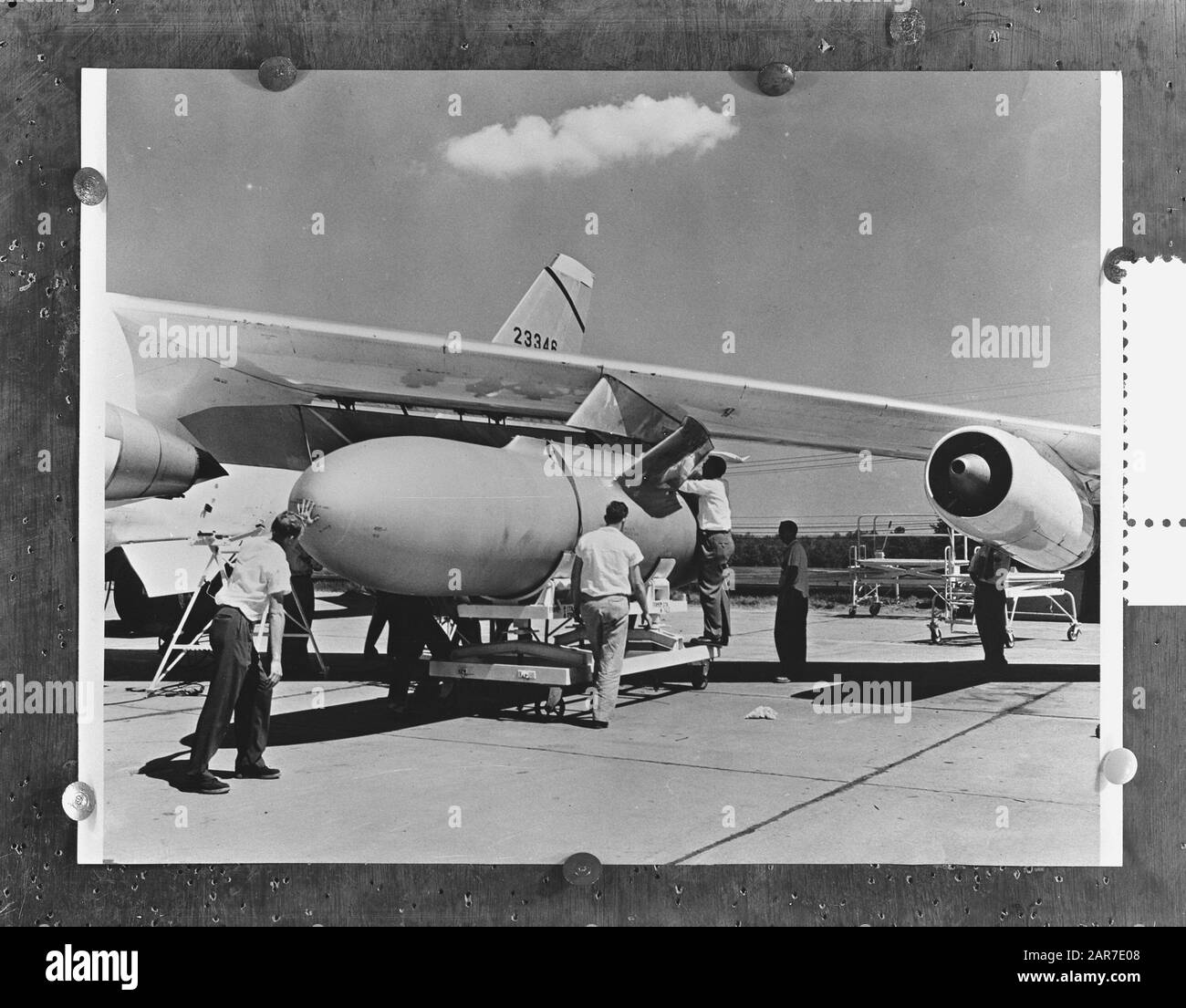 Hängen eines externen Kraftstofftanks unter dem Flügel eines B-47-Bombers der USAF Datum: 17. Februar 1956 Schlagwörter: Luftfahrt, Flugzeug Stockfoto