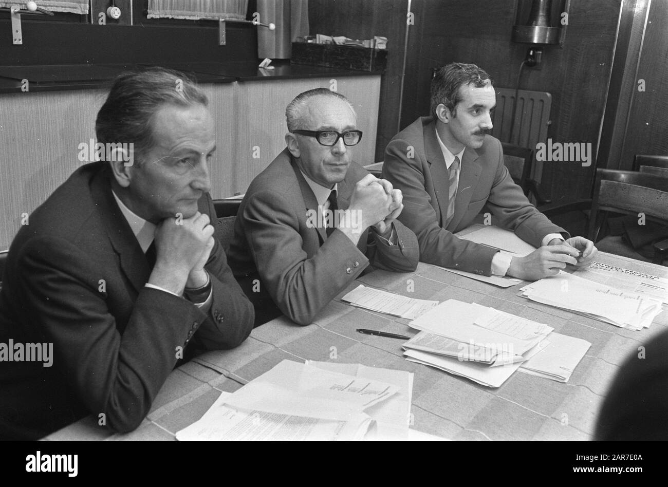 Beratung Linke Parteien in Amerika-in Hotel die 3 Parteivorsitzenden von Wiebenga (PSP), Tans (PvdA) und Jurgens (PPR) Datum: 10. Januar 1969 Schlüsselwörter: Hotels, PARTYS persönlicher Name: Jurgens, Tans, Sjeng Institution Name: PSP Stockfoto