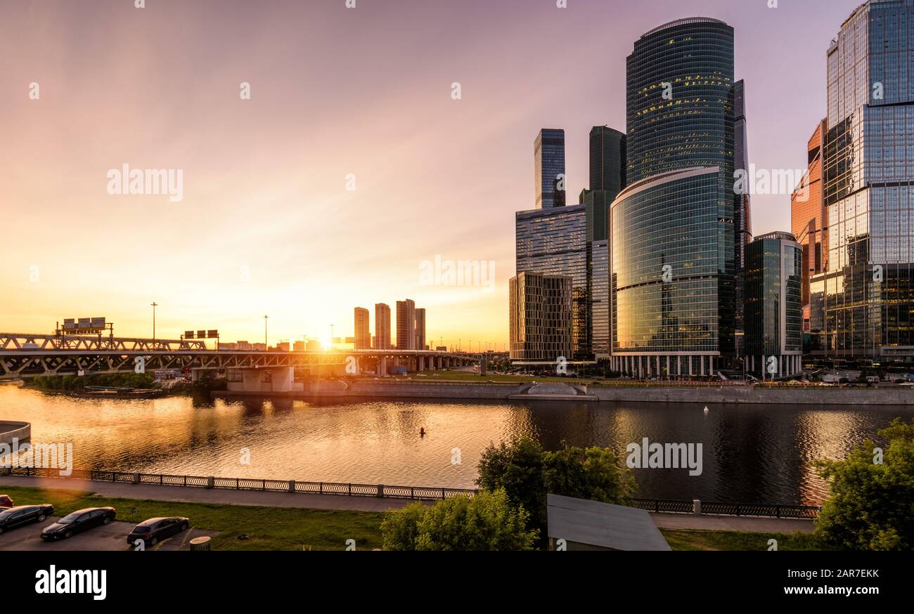 Wolkenkratzer in Moskau-City und Brücke über den Moskva-Fluss bei Sonnenuntergang, Russland. Moskau-City ist ein Geschäftsviertel mit modernen Hochhäusern in der Moskauer ce Stockfoto