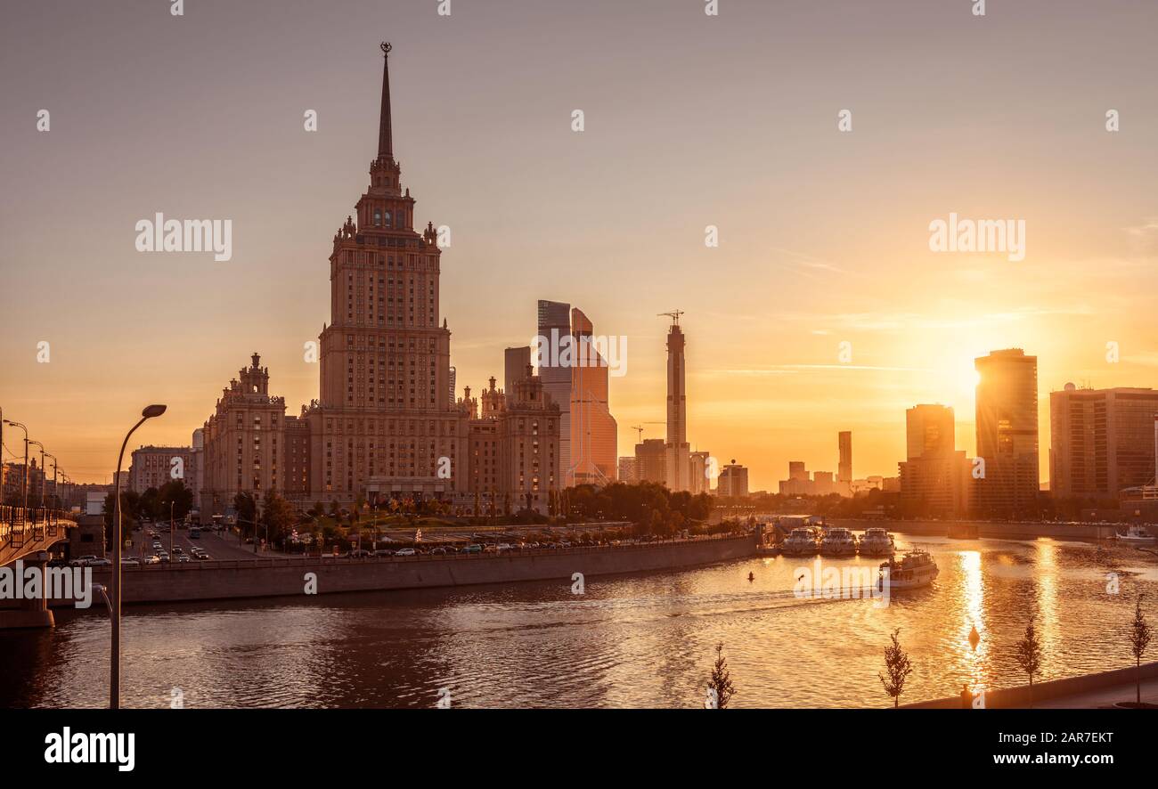Moskauer Stadtbild bei Sonnenuntergang, Russland. Blick auf die Stadt Moskau mit Radisson Royal Hotel am Moskva Fluss in Sonnenschein. Dieses alte Hochhaus ist ein Landma Stockfoto