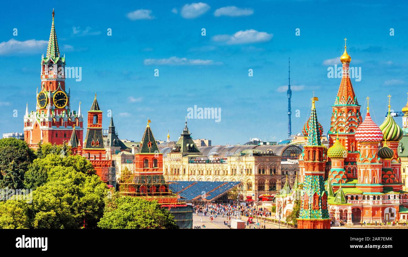 Panoramablick auf den Roten Platz mit Moskauer Kreml und der St Basil's Cathedral im Sommer, Moskau, Russland. Es ist die bekannteste Sehenswürdigkeiten Moskaus. "Na, Stockfoto