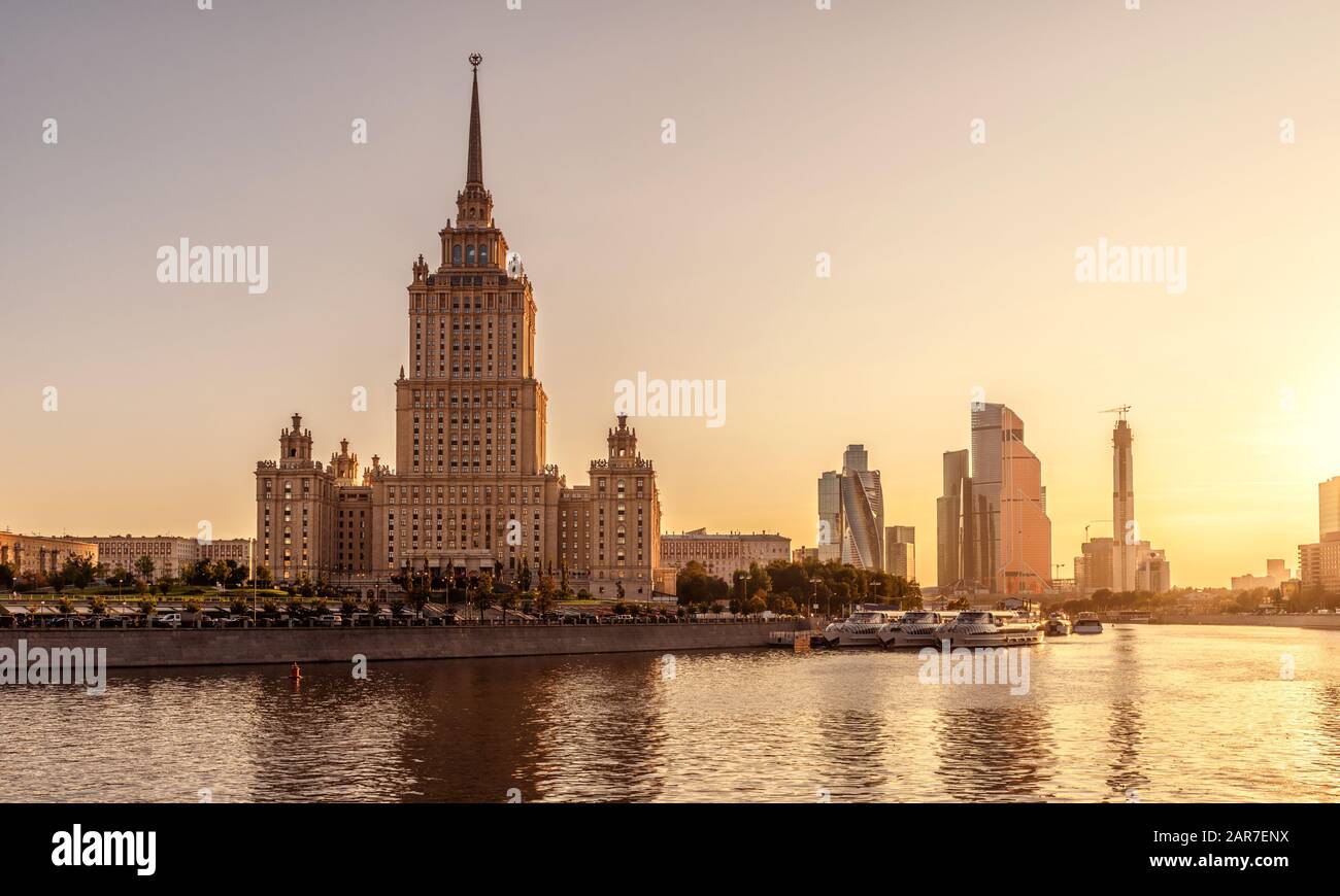 Moskau Alter Wolkenkratzer des Radisson Royal Hotel (Ukraine) bei Sonnenuntergang, Russland. Es ist ein Wahrzeichen Moskaus. Sonniger Blick auf den Moskva Fluss mit Moskau-Stadt Stockfoto