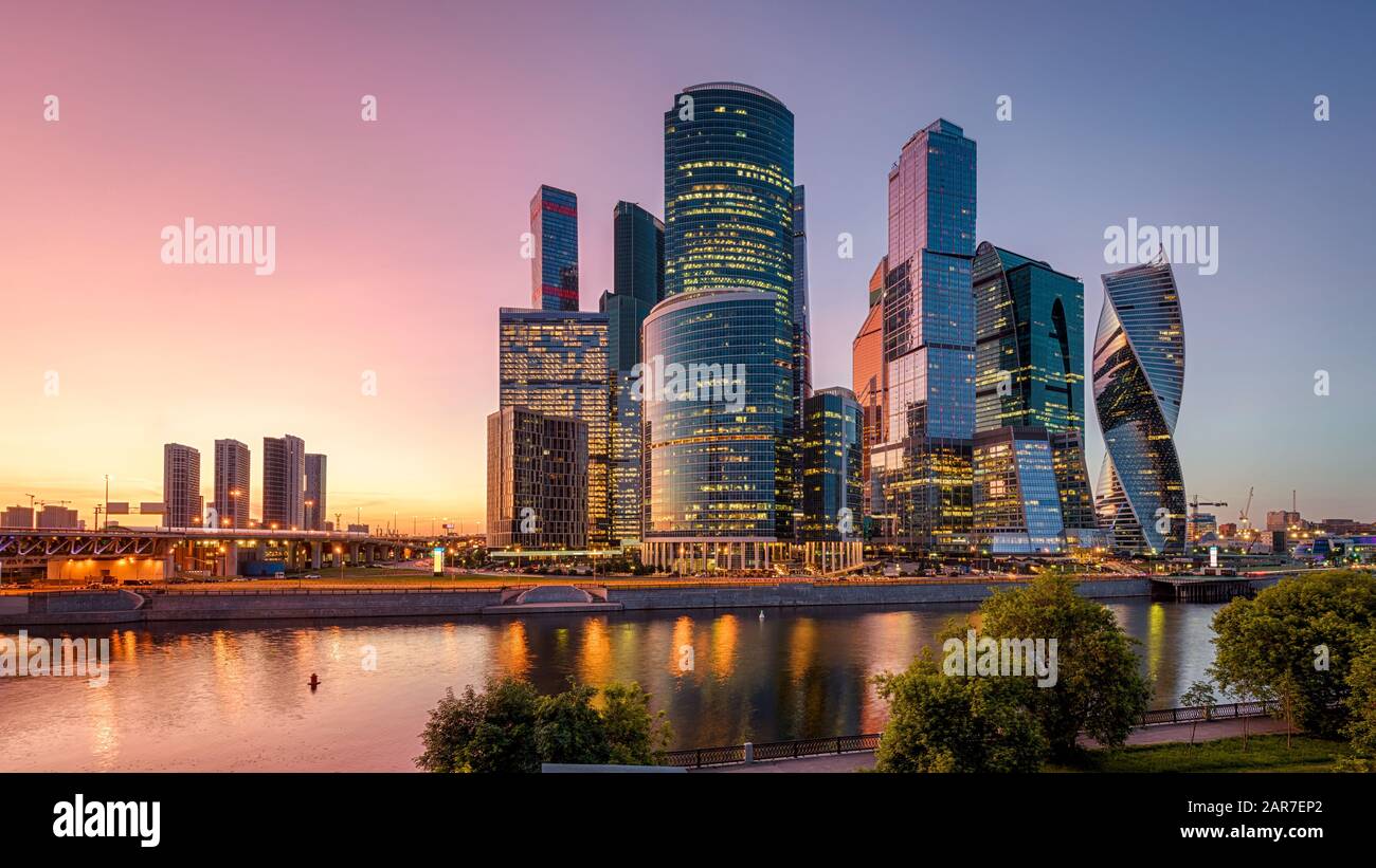 Panorama von Moskau mit Wolkenkratzern von Moskau-Stadt bei Sonnenuntergang, Russland. Moskau-City ist ein Geschäftsviertel am Ufer der Moskwa. Stadtbild Stockfoto