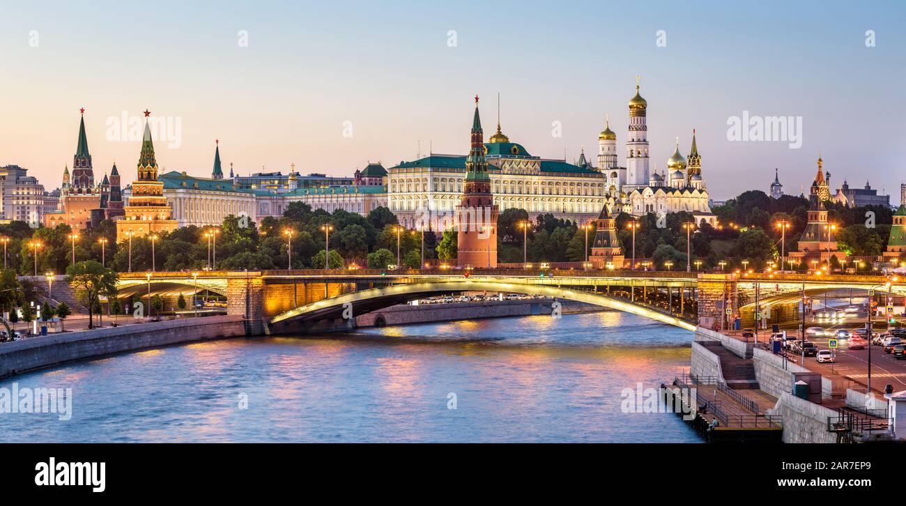 Moskauer Kreml am Moskwa-Fluss, Russland. Schöner Blick auf die berühmte Moskauer Innenstadt im Sommer. Blick auf den alten Moskauer Kreml und Bolschoy Kamenny Stockfoto