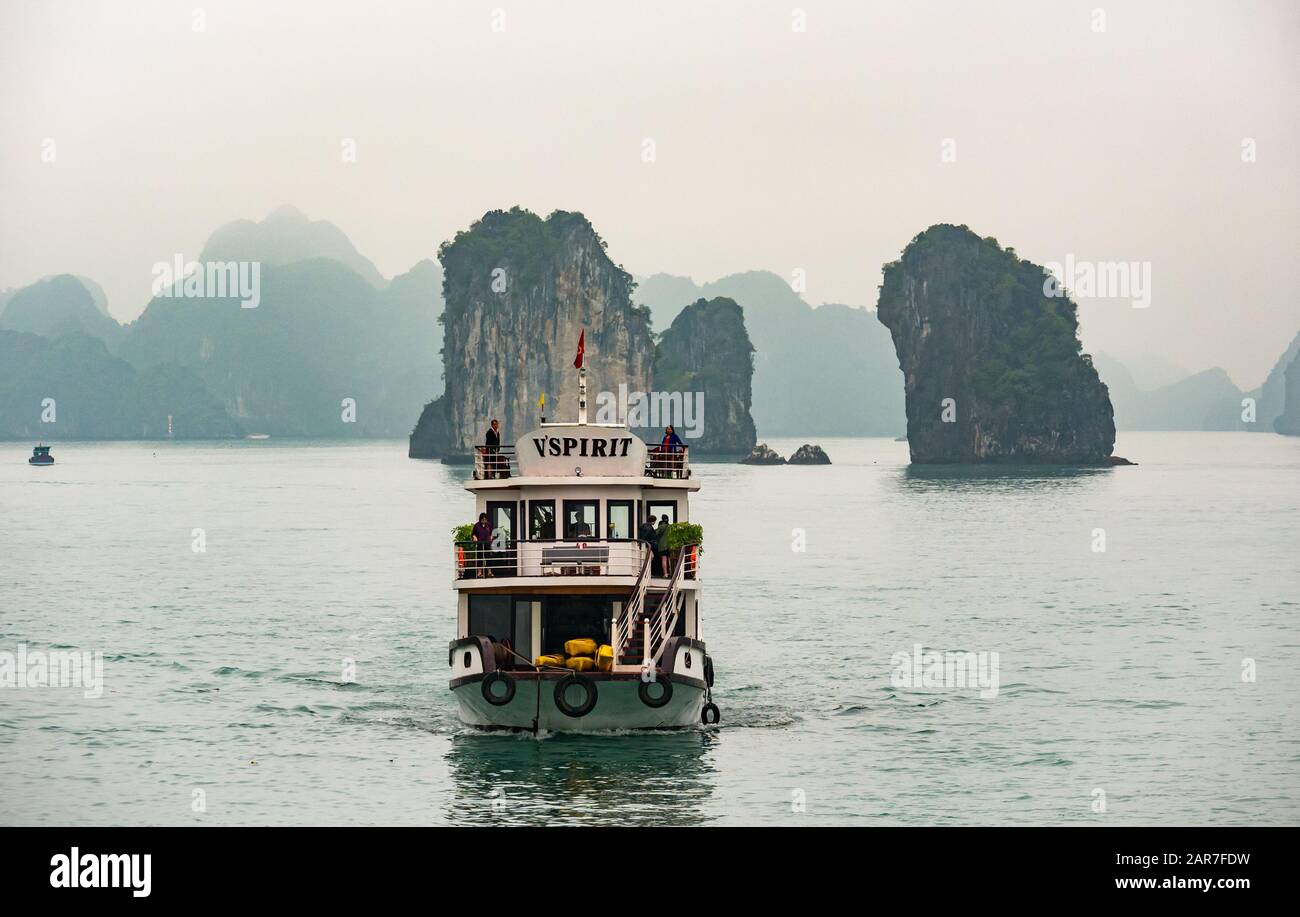 Touristenpassagierboot mit Kalksteinkarststeinformationen, Seestapel, Lan ha Bay, Vietnam, Asien Stockfoto