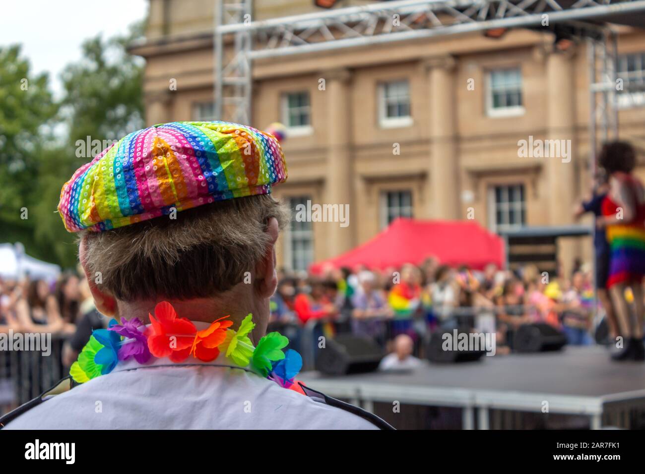 Mann mit einer Regenbogenkappe bei Pride Event, Castle Square, Chester Stockfoto