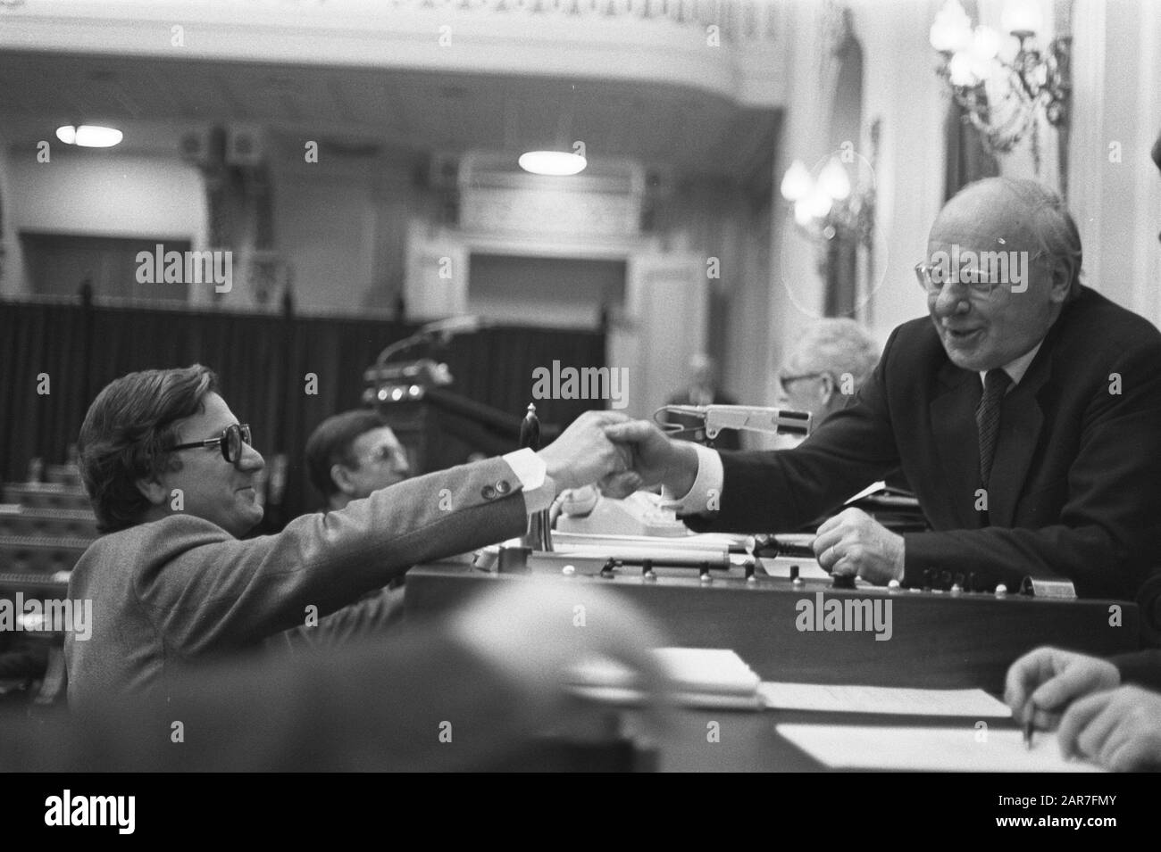 Parlamentssprecher Vondeling ist Geburtstag und wird vom Minister für Verkehr und Wasserwirtschaft Westerterp Datum: 2. März 1977 Ort: Den Haag, Zuid-Holland Schlüsselwörter: Präsidenten der Kammer, Minister, parlament, Geburtstage persönlicher Name: Vondeling, Anne, Westerterp, Tjerk gratuliert Stockfoto