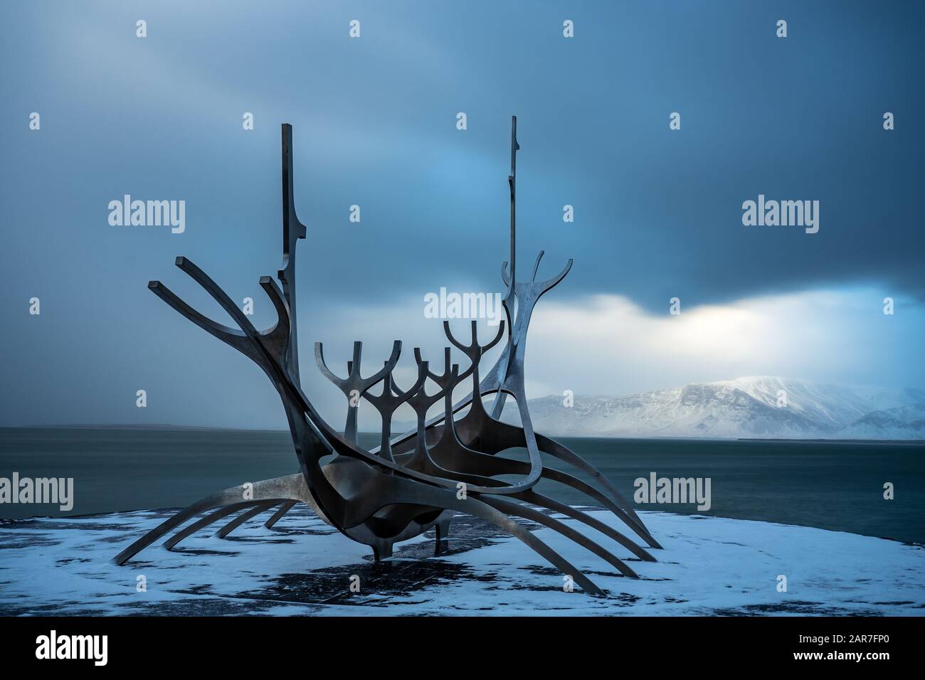 Sun voyager Metal wikinger-schiffsstatue in Reykjaik Island mit dramatischem Himmel Stockfoto