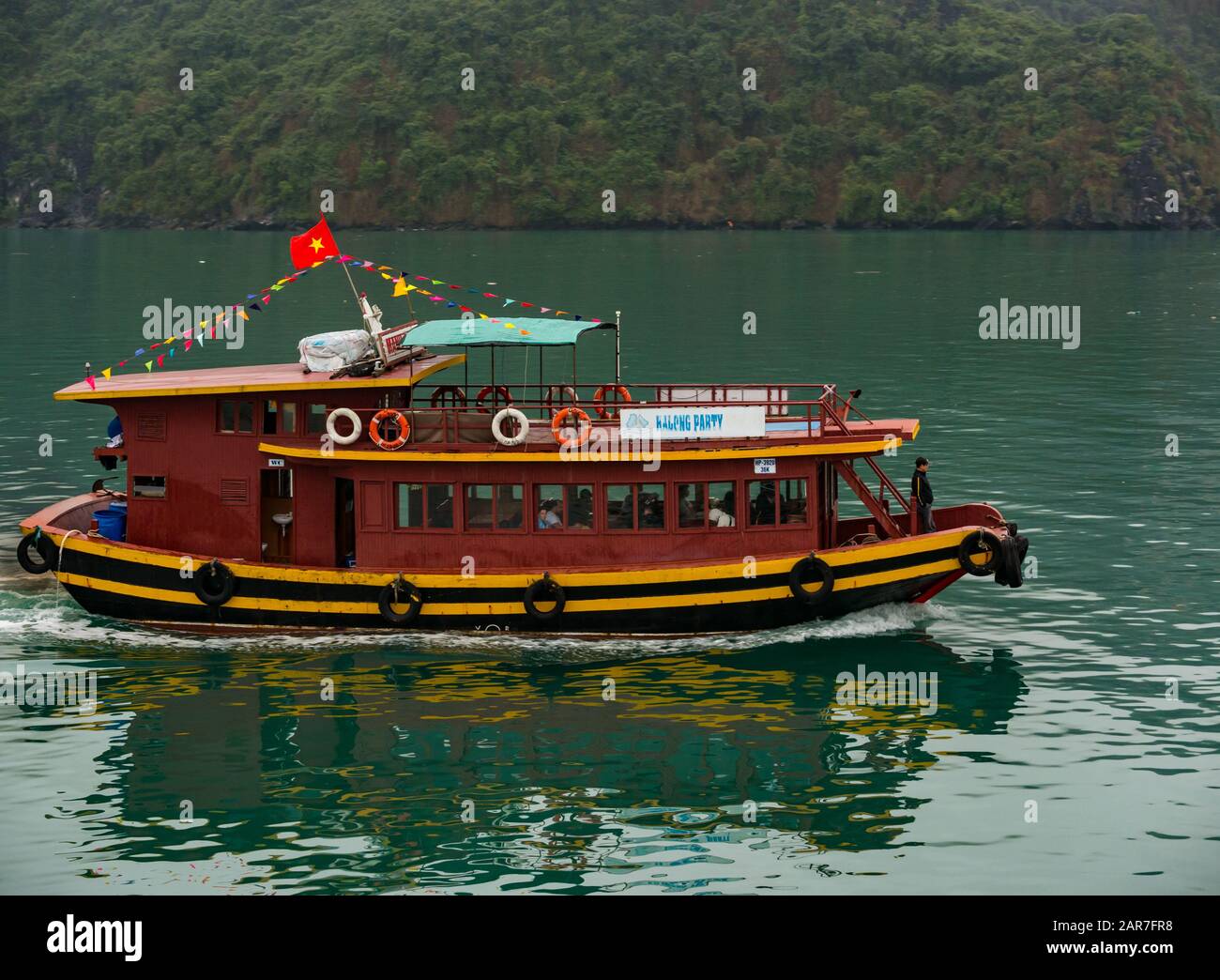 Touristenpassagierboot in der Halong Bay, Vietnam, Asien Stockfoto
