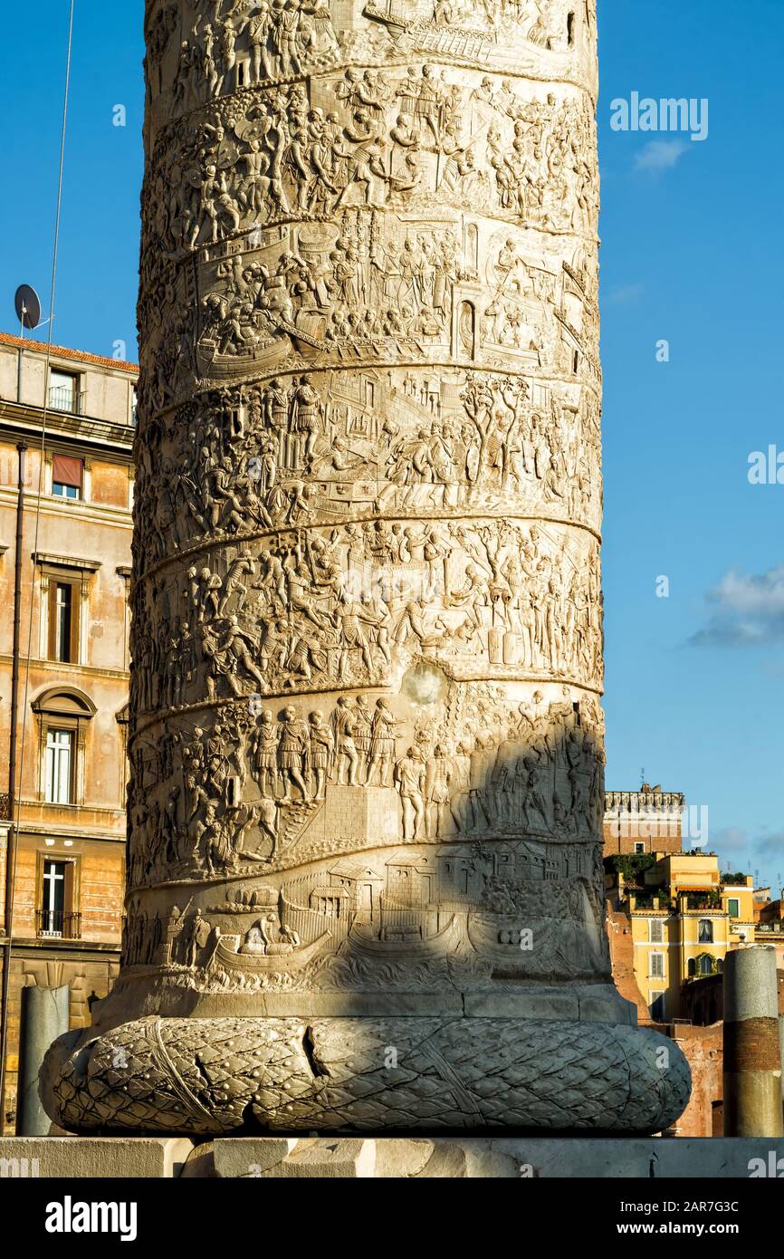 Detail der Trajanssäule in Rom, Italien. Die Säule ist vor allem für ihr spiralförmiges Flachrelief bekannt und gehört zu den interessantesten antiken Strukturen o Stockfoto