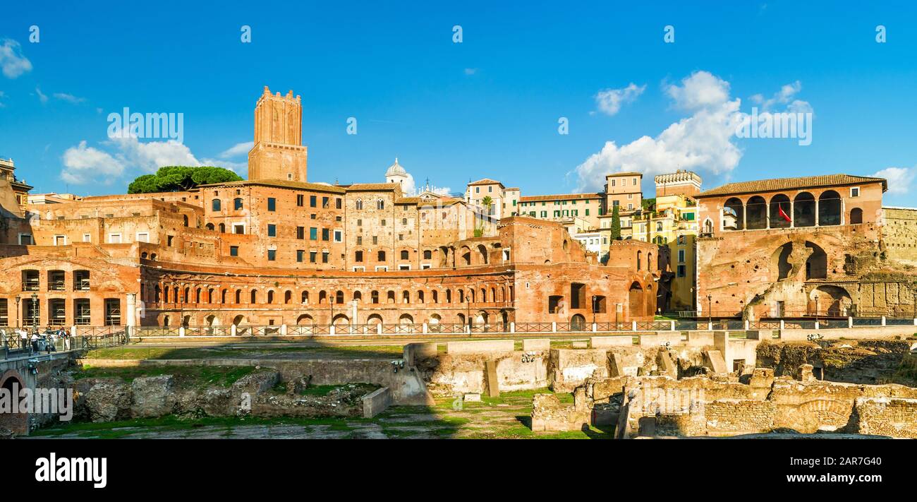 Panoramablick auf das Forum und Den Markt von Trajan, Rom, Italien. Trajans Forum ist eine der Hauptattraktionen in Rom. Panorama der römischen Ruinen im Zentrum Stockfoto