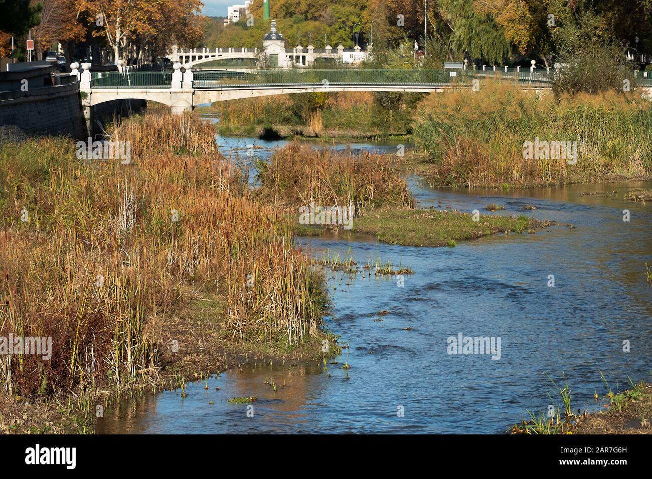 Der Fluss Manazanares führt durch das Gebiet der M30 und das ehemalige Calderon-Stadion Stockfoto