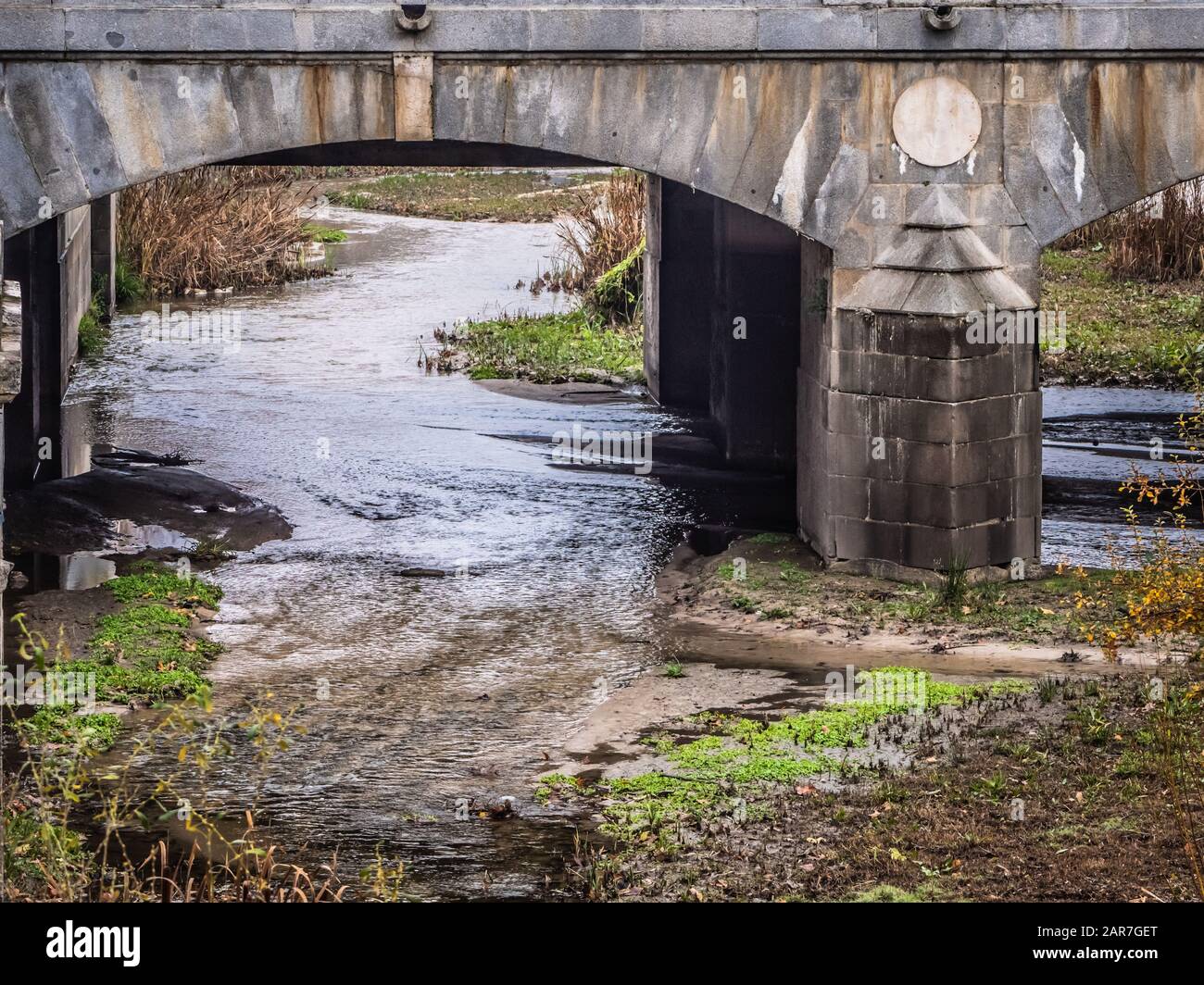 Der Fluss Manzanares führt durch die Stadt Madrid, Brücken und Flussbett Stockfoto