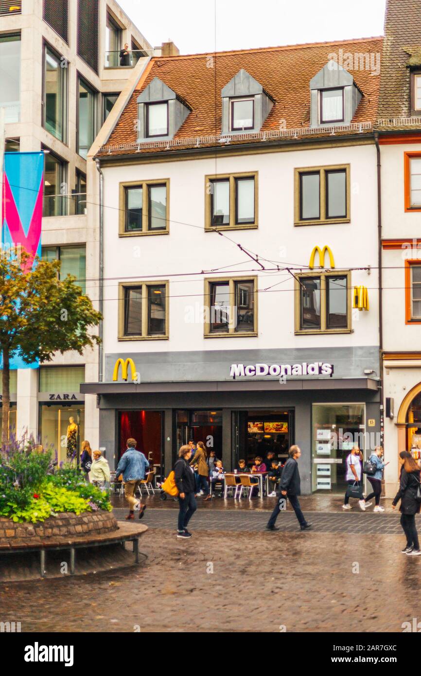 Würzburg - September 2019: Schöner Eingang eines McDonald's in einem traditionellen Gebäude in einer pädastrianischen Straße in Würzburg, Bayern. Stockfoto