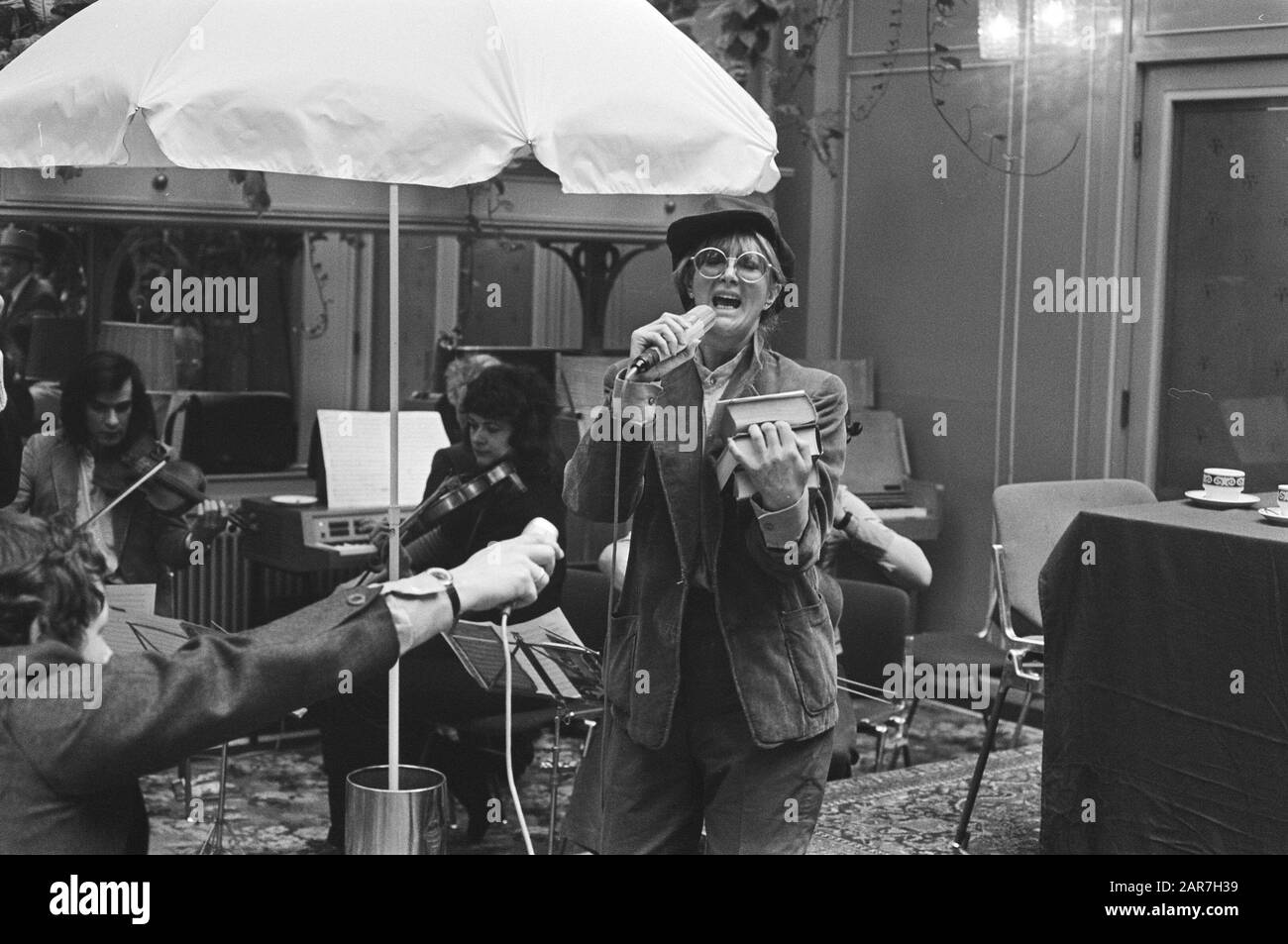 Pressekonferenz Buchwoche in Krasnapolsky, Amsterdam; Adèle Bloemendaal sing-Song Datum: 8. März 1976 Ort: Amsterdam, Noord-Holland Schlüsselwörter: Kabarettisten, Pressekonferenzen persönlicher Name: Bloemendaal, Adele Stockfoto