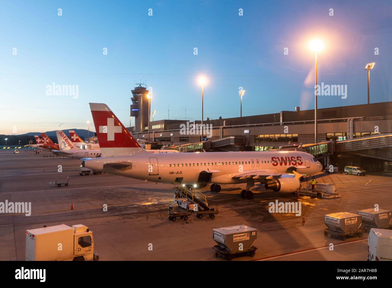 Zürich, Schweiz. Januar 2020. Blick auf den Sonnenuntergang einiger Flugzeuge am Flughafen Zürich-Kloten Stockfoto