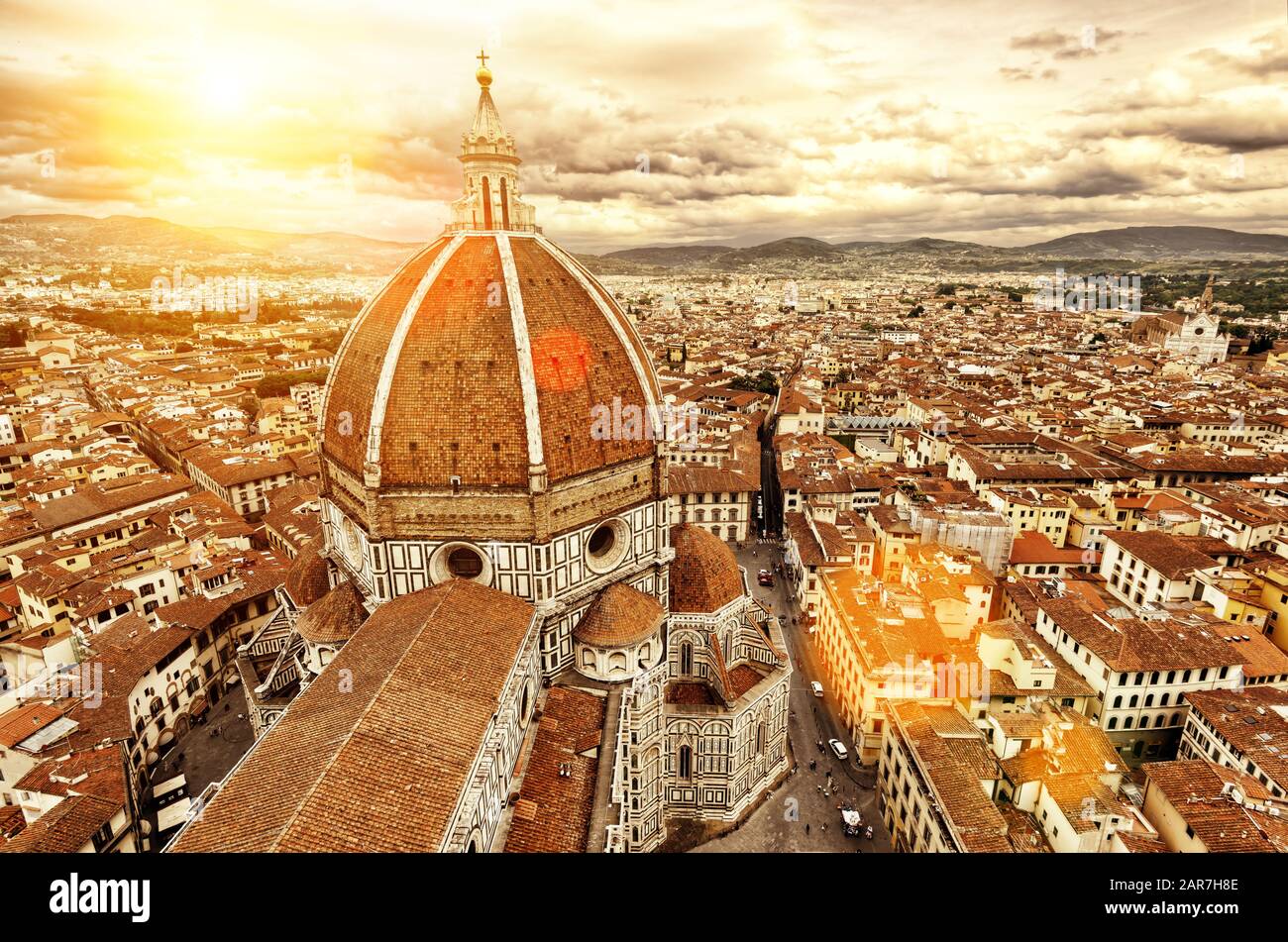 Florenz sonniger Blick, Italien. Im Vordergrund steht die Basilika Santa Maria del Fiore (Mariä Himmelfahrt). Stockfoto