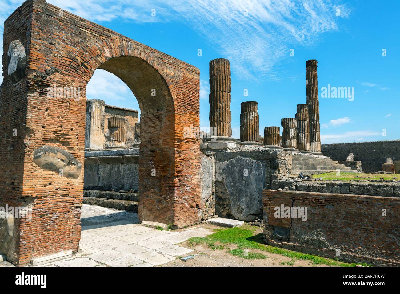 Die Ruinen des Jupitertempels in Pompeji, Italien. Pompeji ist eine antike römische Stadt, die durch den Ausbruch des Vesuvs im Jahr 79 n. Chr. starb. Stockfoto