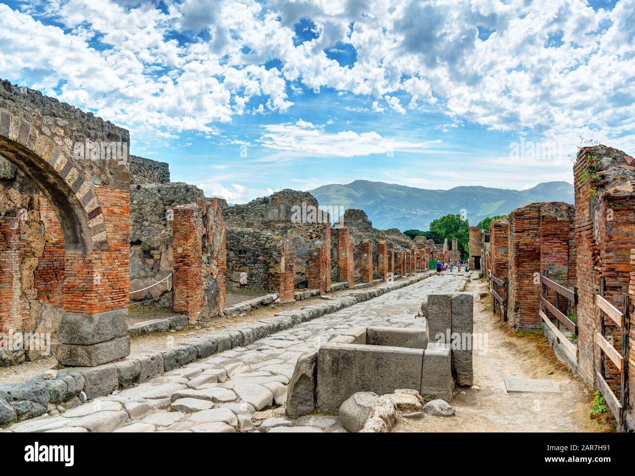 Straße in Pompeji, Italien. Pompeji ist eine antike römische Stadt, die durch den Ausbruch des Vesuvs im 1. Jahrhundert starb. Stockfoto