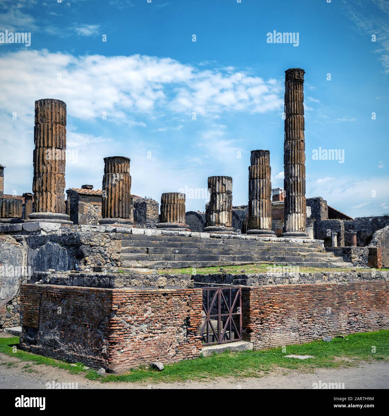 Die Ruinen des Tempels von Jupiter Pompeji, Italien. Pompeji ist eine antike römische Stadt, die durch den Ausbruch des Vesuvs im Jahr 79 n. Chr. starb. Stockfoto