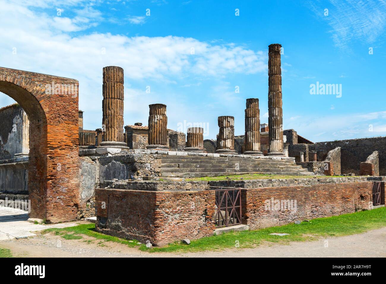 Die Ruinen des Tempels von Jupiter Pompeji, Italien. Pompeji ist eine antike römische Stadt, die durch den Ausbruch des Vesuvs im Jahr 79 n. Chr. starb. Stockfoto