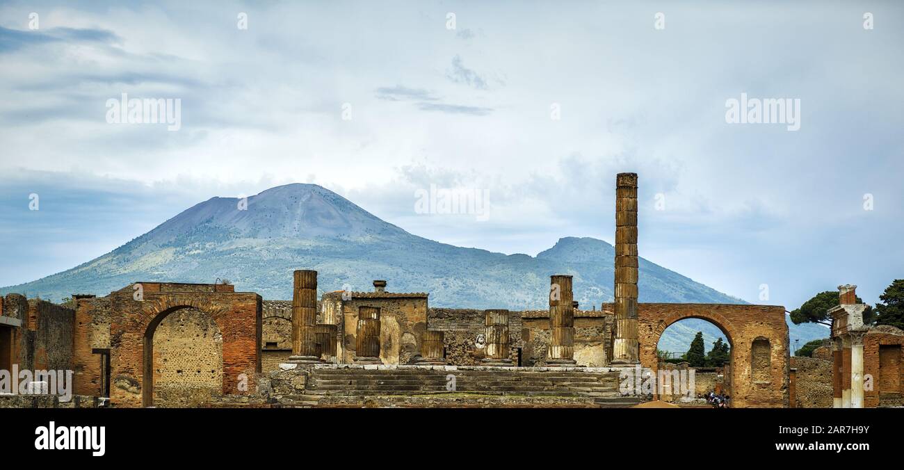 Panoramablick auf die Ruinen von Pompeji, Iyaly. Der Jupitertempel mit dem Vesuv in der Ferne. Pompeji ist eine alte römische Stadt, die an dem Erup gestorben ist Stockfoto