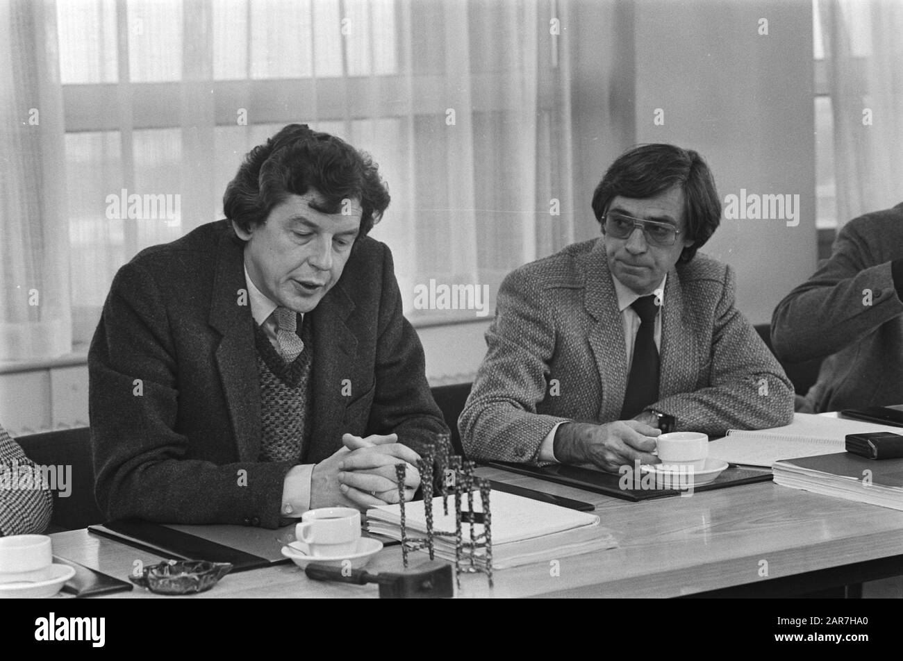 Pressekonferenz FNV A'dam n.a.v. Diskussionen im Föderationsrat gestern, Lohnexperte Frans Drabbe, links neben ihm Wim Kok Datum: 18. November 1980 Ort: Amsterdam, Noord-Holland Schlüsselwörter: Rezensionen, Pressekonferenzen persönlicher Name: Drabbe, Französisch, Kok, Wim Stockfoto