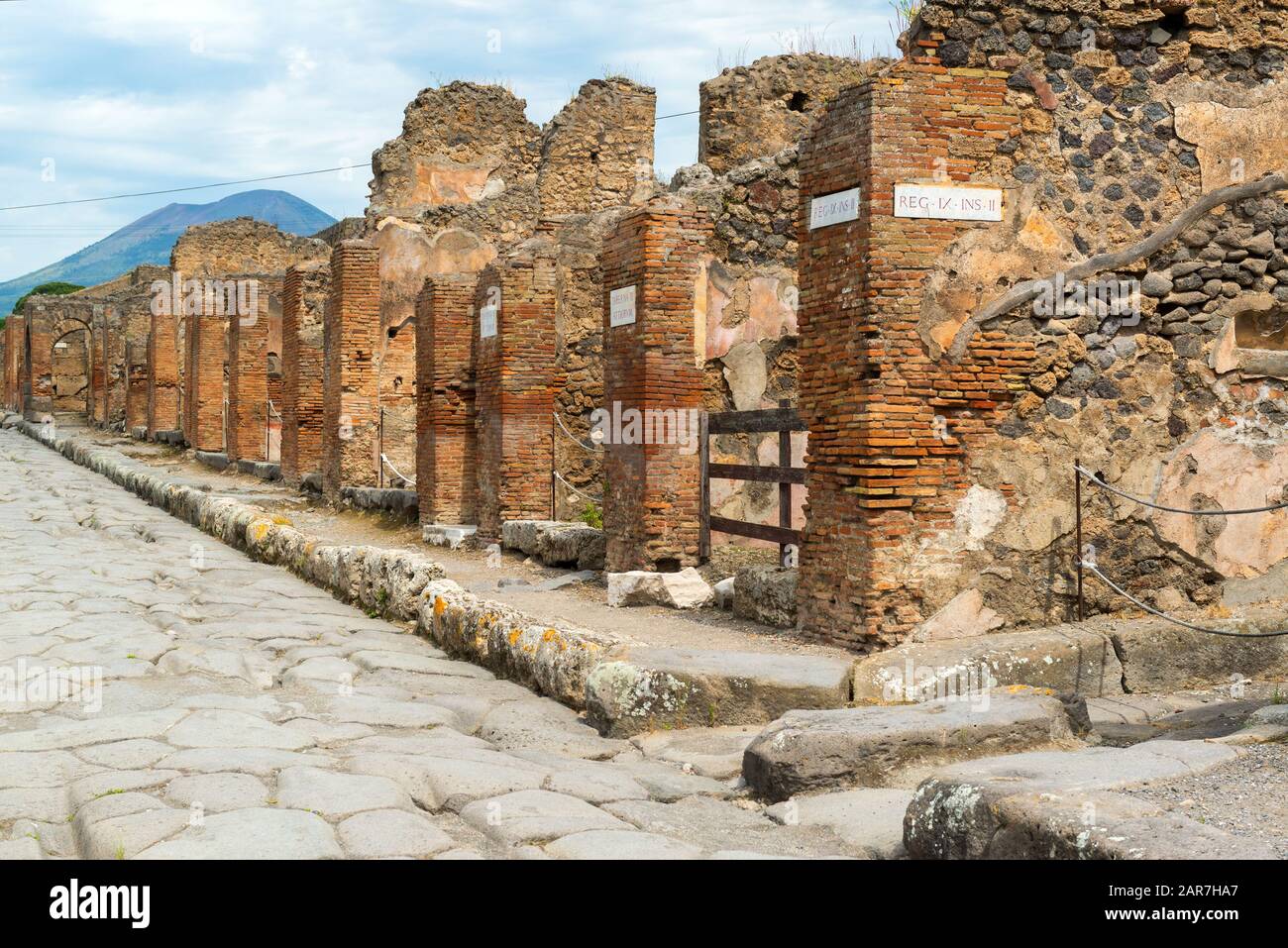 Straße in der antiken römischen Stadt Pompeji. Pompeji ist eine antike römische Stadt, die durch den Ausbruch des Vesuvs im 1. Jahrhundert starb. Stockfoto