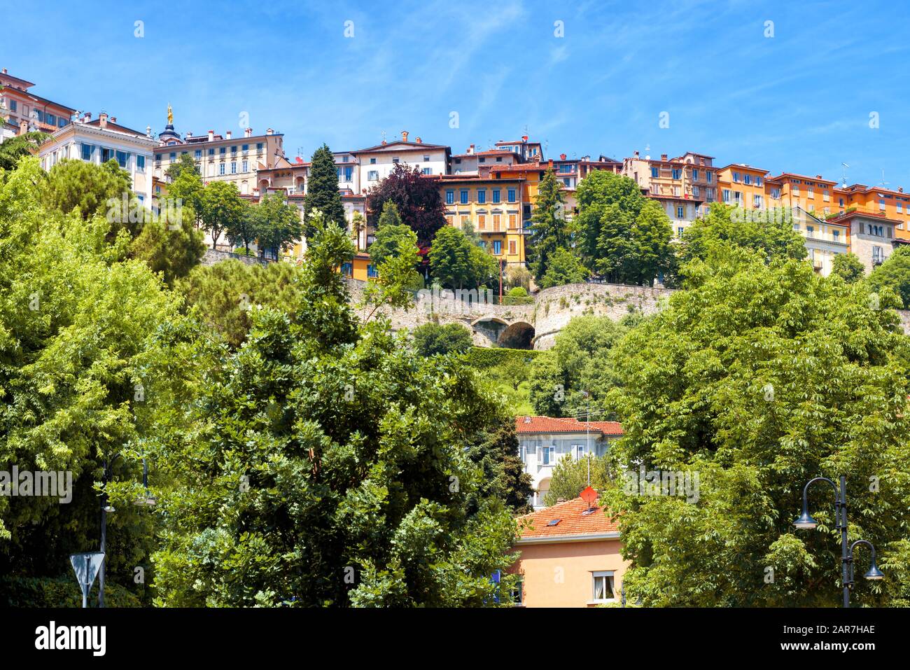 Panoramablick auf Citta Alta in Bergamo, Italien. Wunderschönes Panorama auf Die Altstadt oder die Oberstadt von Bergamo an einem sonnigen Tag. Alte Gebäude von Be Stockfoto
