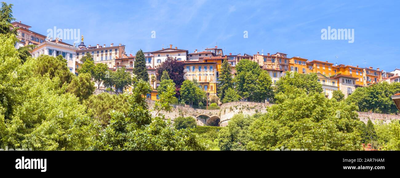 Panorama von Citta Alta, Bergamo, Italien. Schöner Blick auf Die Altstadt oder die Oberstadt von Bergamo am sonnigen Tag. Alte Gebäude von Bergamo auf einer hil Stockfoto